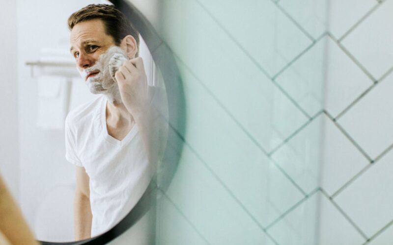 hombre aplicando espuma para afeitar